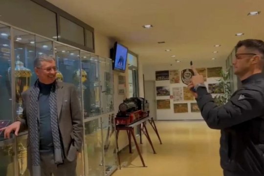 Nicolescu și Voicu s-au hotărât să cumpere CFR. iAMsport.ro face un exercițiu de imaginație și vă prezintă alte 5 situații care i-ar fi făcut pe șefii lui Dinamo să se pozeze cu trofeele formației din Gruia