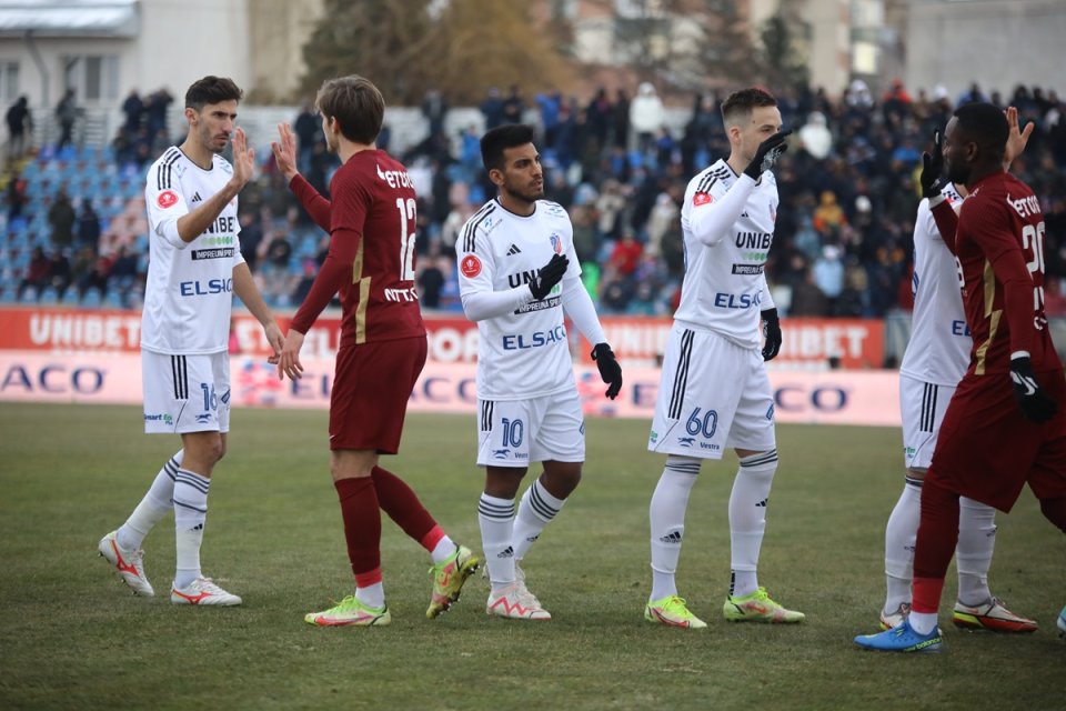 FC Botoșani (în alb) ar putea rămâne fără susținerea lui Valeriu Iftime, care ar putea fi atras tot mai mult de politică