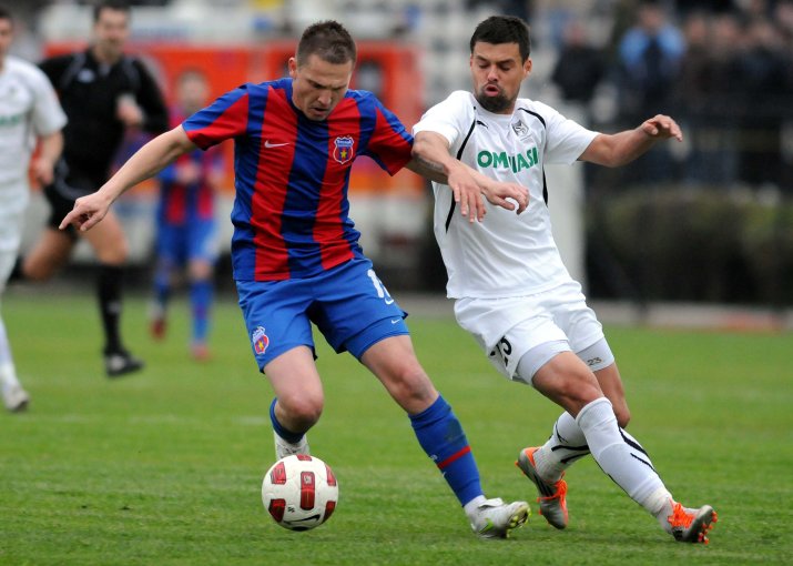Maxim (dreapta), în duel cu Onofraș dintr-un derby Steaua - Sportul din 2011