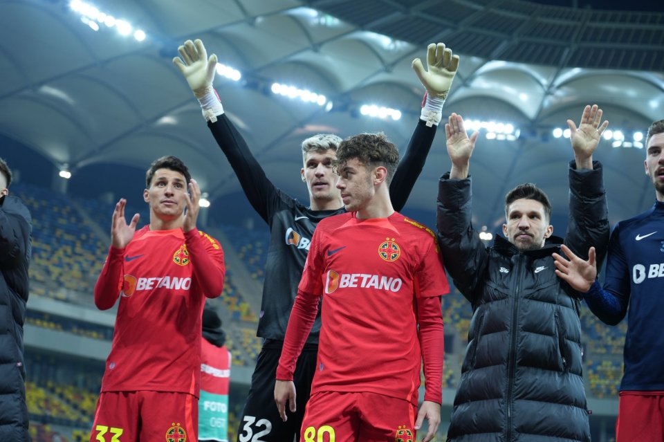 Jucătorii FCSB se bucură alături de suporteri pentru victoria împotriva lui FC Botoșani, scor 3-2, SuperLiga, Arena Națională, București, 25 februarie 2024