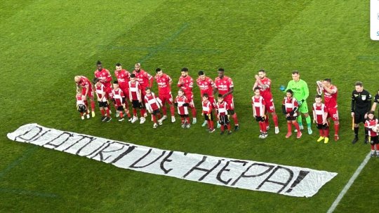 Mesajul special afișat de jucătorii lui Dinamo înainte de meciul cu Hermannstadt! Cui îi era adresat
