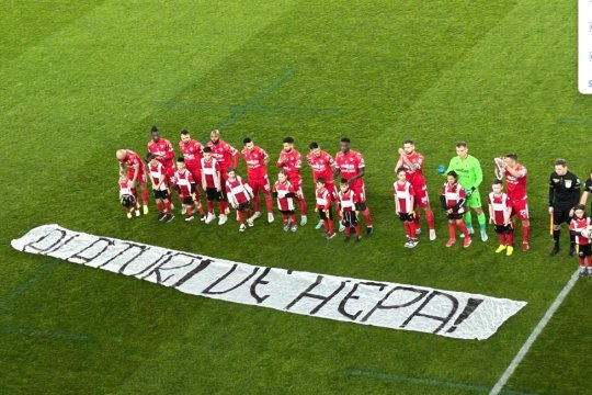 Mesajul special afișat de jucătorii lui Dinamo înainte de meciul cu Hermannstadt! Cui îi era adresat