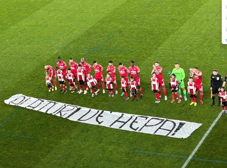Mesajul afișat de jucătorii dinamoviști la intrarea pe teren pentru jocul împotriva celor de la Hermannstadt