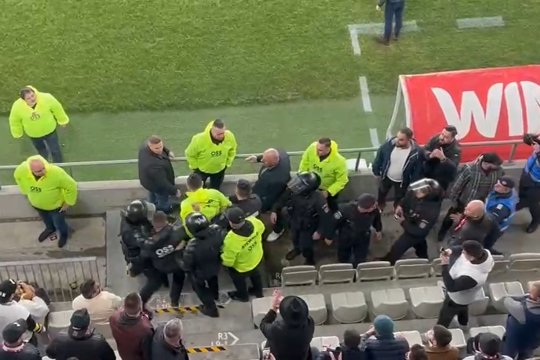 Imagini incredibile la Dinamo - Hermannstadt! Jandarmii i-au luat pe sus pe stewarzii din stadion! Ce s-a întâmplat
