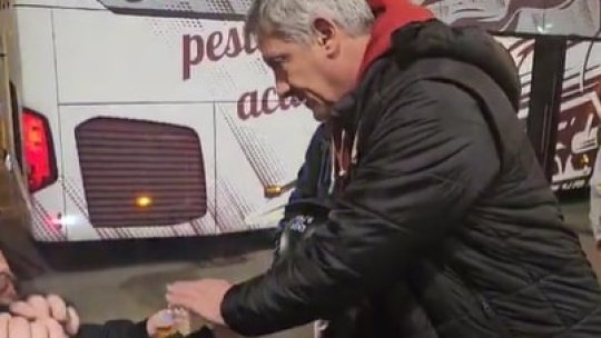 Moment tensionat înainte de Rapid - UTA: un fan cu dizabilități, conflict cu Jandarmeria. Bergodi a fost nevoit să intervină