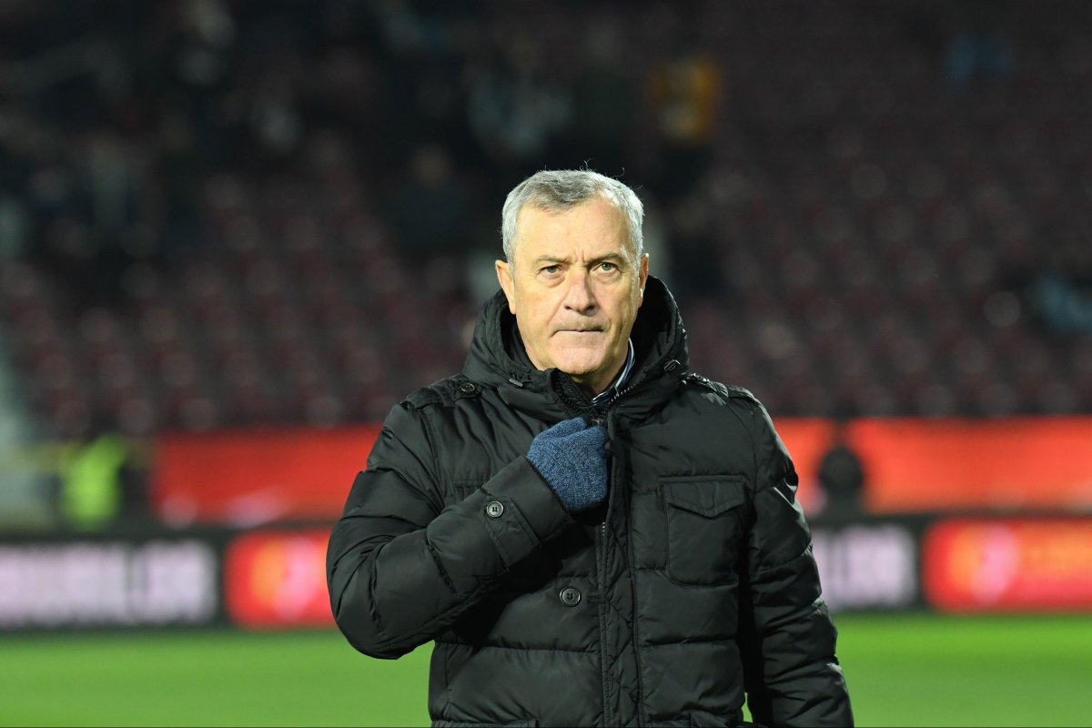 Mircea Rednic la startul meciului de fotbal dintre CFR CLUJ și UTA ARAD, contând pentru Superliga Superbet, desfășurat pe Stadionul ”Dr.Constantin Rădulescu” din Cluj-Napoca, 25 noiembrie 2023