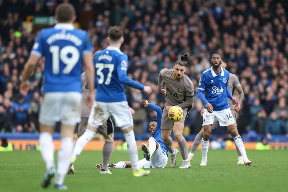 Radu Drăgușin s-a descurcat bine, în minutele petrecute cu Everton