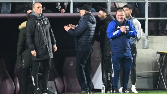 După ce i-a făcut "bronzați" pe rapidiști, Dorinel Munteanu revine cu noi declarații: "Au aruncat cu o sticlă de whiskey sau ce aveau pe acolo"