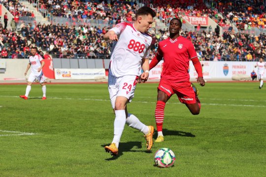 Agentul atacantului despre care iAMsport.ro a scris că se află pe lista ”câinilor” confirmă discuțiile cu clubul: ”Are oferte din Liga 1, dar vrea aici!”
