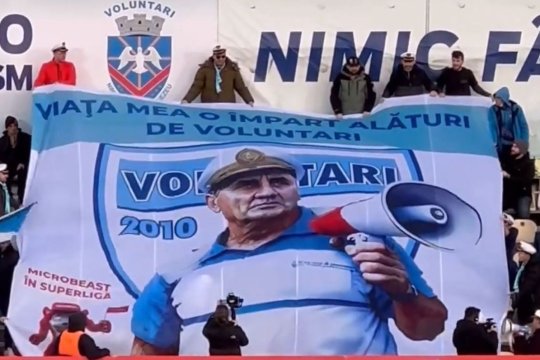 Gică Stan, omul care a lansat sloganul "viața mea o împart alături de Voluntari", omagiat cu o scenografie specială. Imaginile momentului din Liga 1