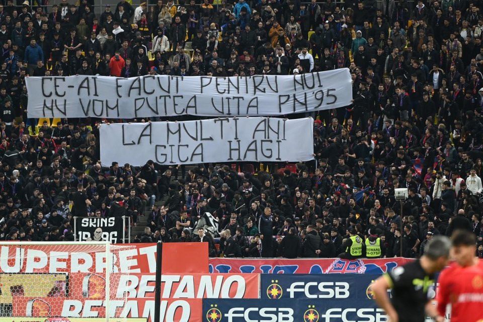 Banner afișat de fanii Peluzei Nord