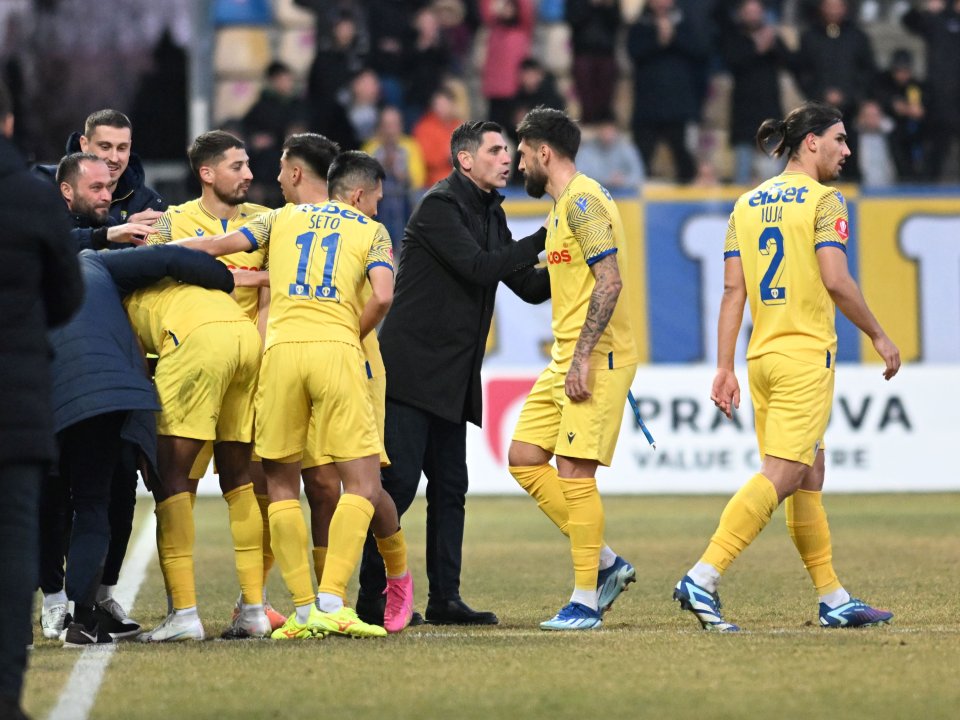 Florin Parvu alături de fotbaliștii ploieșteni Gicu Grozav, Paul Papp și Marian Huja în meciul de fotbal dintre Petrolul Ploiești și CFR Cluj, contând pentru Superliga Superbet, desfășurat pe Stadionul ”Ilie Oană” din Ploiești, 3 februarie 2024