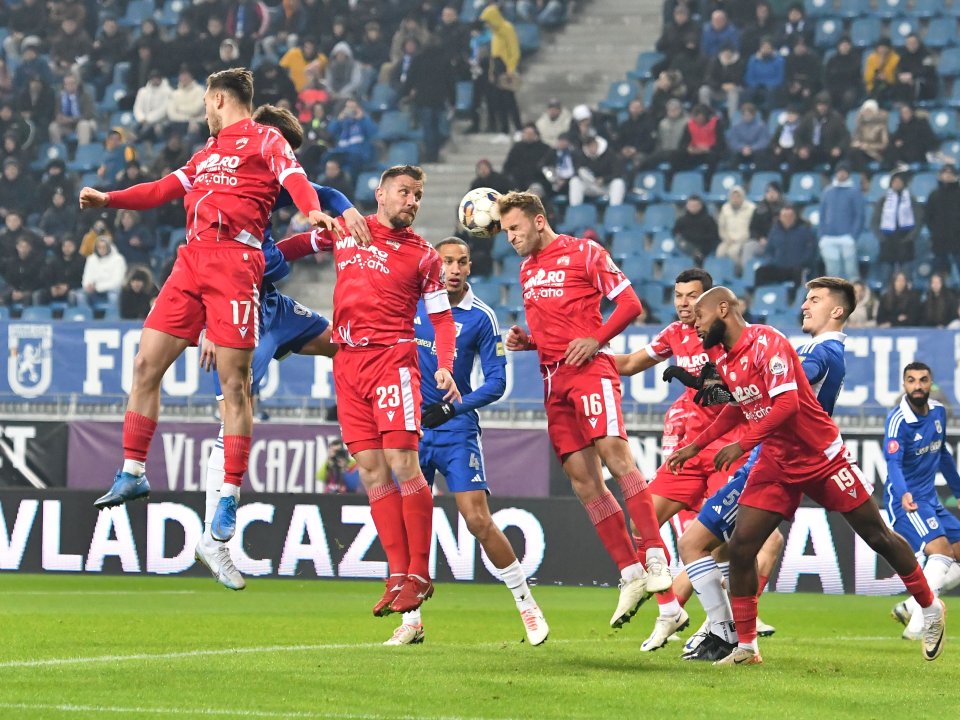 Fază din meciul de fotbal dintre FCU 1948 Craiova și Dinamo 2-1, contând pentru Superliga Superbet, desfășurat pe Stadionul ”Ion Oblemenco” din Craiova, 2 februarie 2024