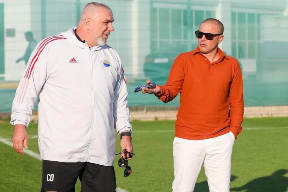Olăroiu (stânga, alături de Fabio Cannavaro) continuă, cel puțin momentan, aventura pe banca lui Al-Sharjah