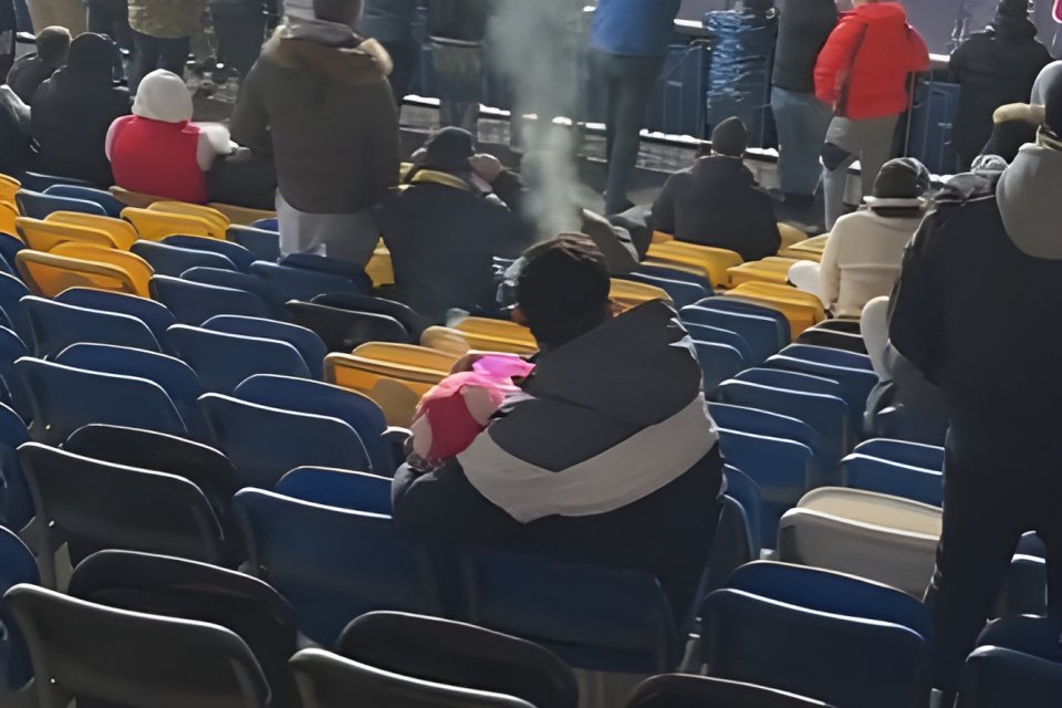 Un suporter de la Petrolul, surprins alături de copilul său la partida cu CFR Cluj