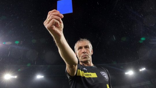 Schimbare radicală în arsenalul arbitrilor: apare cartonașul albastru! Cum funcționează și cu ce sancțiuni vine