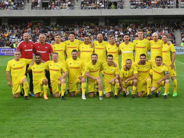 Generația de Aur se mai adună din când în când la meciuri demonstrative, cum a fost cazul în iunie anul trecut, când a disputat amicalul cu legendele lui Galatasaray