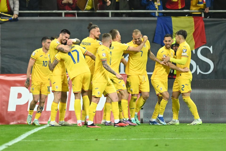 Nicolae Stanciu, Andrei Burcă, Radu Dragușin, Denis Alibec, Marius Marin și Andrei Rațiu se bucură după golul marcat în meciul de fotbal dintre România și Elveția, din cadrul preliminariilor Campionatului European 2024, desfasurat pe Arena Națională, 21 noiembrie 2023