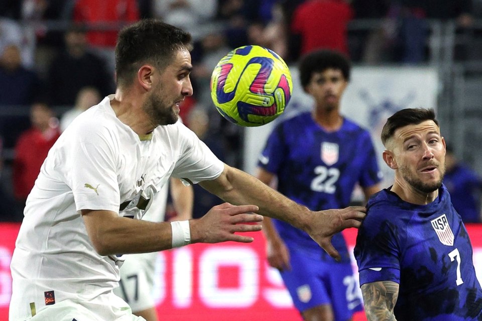 Marko Mijailovic (stânga) în meciul de debut la naționala mare a Serbiei, în partida SUA - Serbia 1-2, BMO Stadium Los Angeles, California, SUA, 25 ianuarie 2023