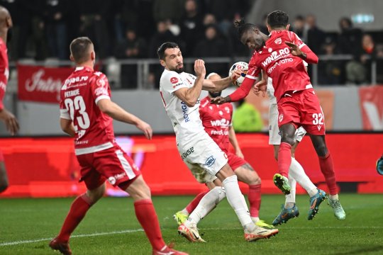 Ce spune un fundaș legendar al lui Dinamo despre actualii stoperi titulari ai ”câinilor”: ”Își dă sufletul!” / ”E cât de cât în regulă”