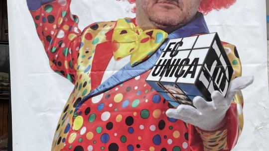 Adrian Mititelu, ironizat de suporterii Universității Craiova! Patronul lui FCU, îmbrăcat în clovn, în centrul orașului