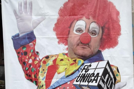 Adrian Mititelu, ironizat de suporterii Universității Craiova! Patronul lui FCU, îmbrăcat în clovn, în centrul orașului