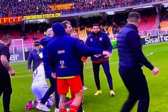 Fostul antrenor al lui Dennis Man și Valentin Mihăilă i-a dat un cap în gură unui fotbalist advers! Imagini incredibile surprinse în Serie A