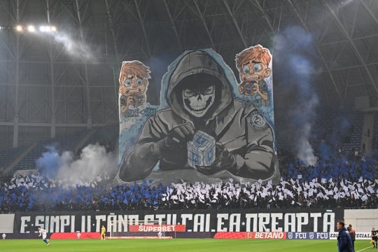 ”Război” între galerii la derby-ul Olteniei: ”E simplu când știi calea dreaptă” / ”De câți mititei e nevoie să rezolve un cub rubik?”