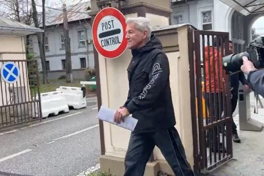Imagini surprinzătoare! Dan Bittman iese râzând din sediul în care au fost audiați Daniel Niculae și ”Bocciu”. Ce explicații a dat presei