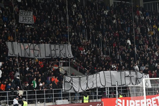 Dispută între suporterii Rapidului, în mijlocul partidei cu Farul! De ce le-au scandat ”Rușine să vă fie!” fanii de la Tribuna 1 celor din Peluza Nord