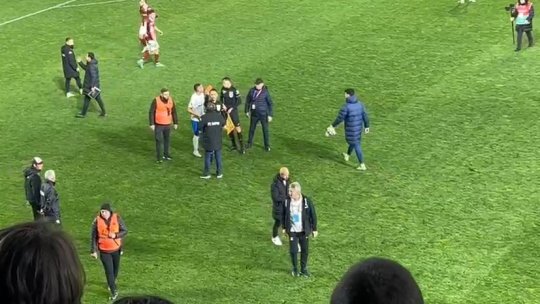 Premieră mondială în Giulești? Centralul Găman i-a arătat cartonașul roșu ofițerului de presă al Rapidului! Pentru ce gest l-a eliminat