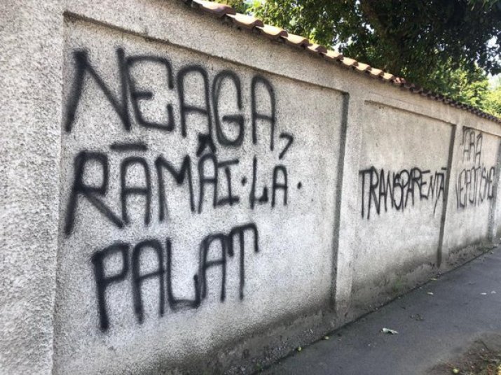 Mesaje afișate pe zidurile clubului Steaua în 2019, în timpul negocierilor dintre părți
