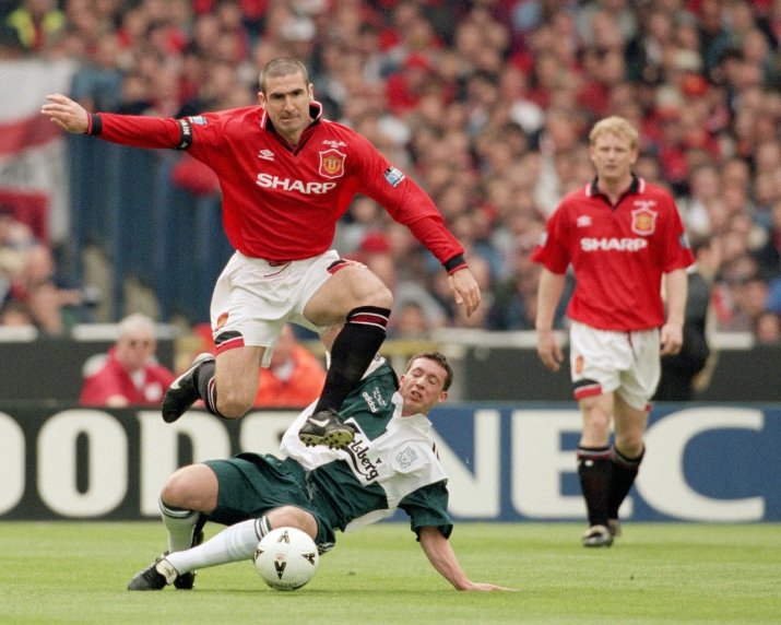 Fowler încearcă să-l deposedeze pe Cantona în finala Cupei Angliei din 1996, Manchester United - Liverpool 1-0