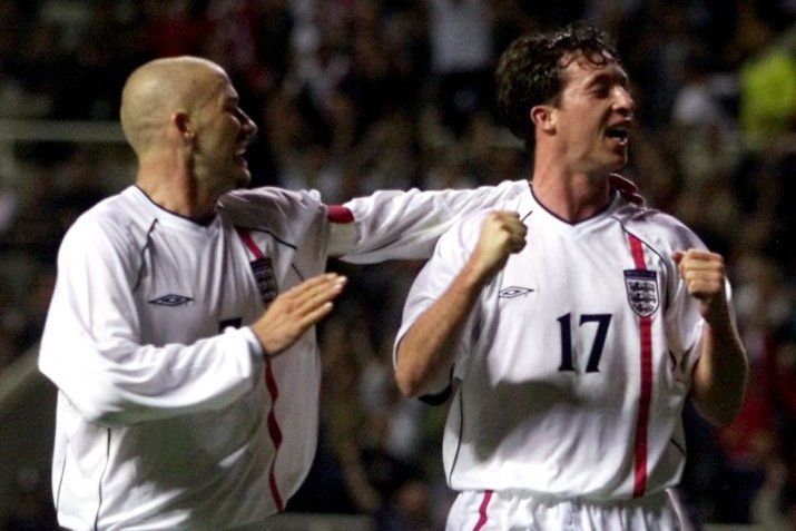 Fowler și Beckham se bucură pentru un gol marcat pentru Anglia