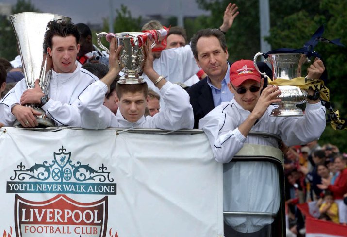 Fowler, alături de Gerrard, Houllier și Hyypia, la celebrarea triplei Cupă-Cupa Ligii-Cupa UEFA din 2001