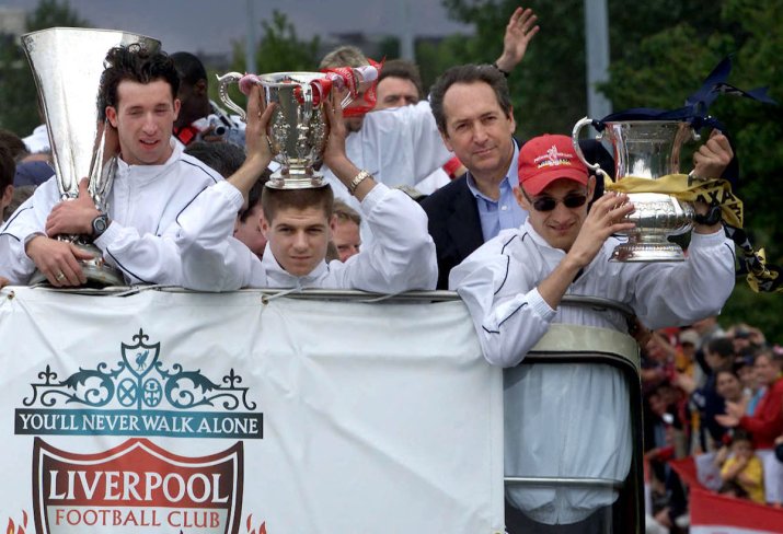 Fowler, alături de Gerrard, Houllier și Hyypia, la celebrarea triplei Cupă-Cupa Ligii-Cupa UEFA din 2001