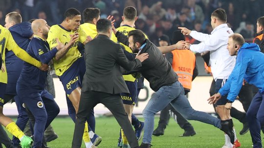 Haos total în Turcia! Bătaie ca în șapte păcate la derby-ul campionatului. S-au împărțit pumni și picioare în stânga și în dreapta