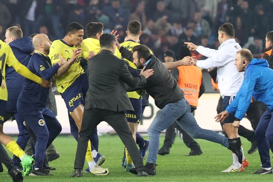 Haos total în Turcia! Bătaie ca în șapte păcate la derby-ul campionatului. S-au împărțit pumni și picioare în stânga și în dreapta