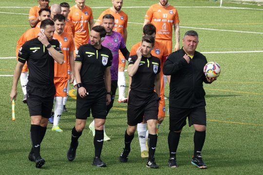 A trecut la munca de jos! Sebastian Colțescu, la centru la un meci nebun din Liga 4. Cu cât a fost plătit arbitrul