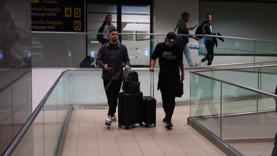 Horațiu Moldovan și Andrei Rațiu au ajuns la București! Singura reacție a portarului la sosirea pe aeroport