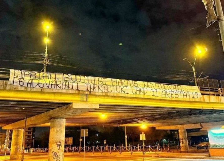 Ultrașii Rapidului au afișat un banner în semn de protest pe Podul Grant.