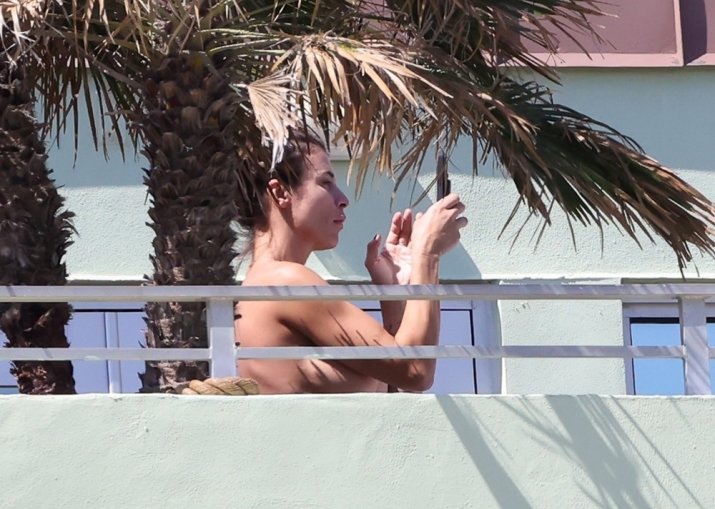 Elisabetta Canalis și iubitul ei au apărut nud pe un acoperiș din Miami