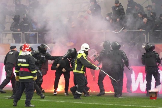 Dosarul "Ultras" i-a speriat! Ridicați de mascați, ultrașii Stelei primesc o nouă lovitură: "frații" de la UTA se dezic de bătaia de la meciul cu Dinamo
