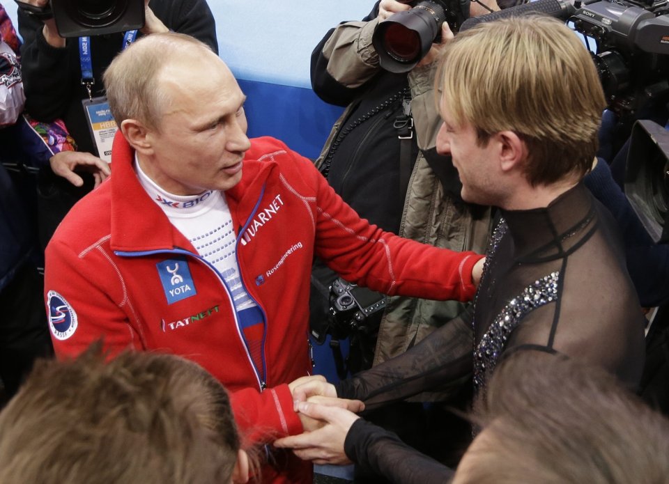 Vladimir Putin și Evgeni Plushenko, la Jocurile Olimpice de la Soci (2014), după ce echipa de patinaj a Rusiei a cucerit medalia de aur