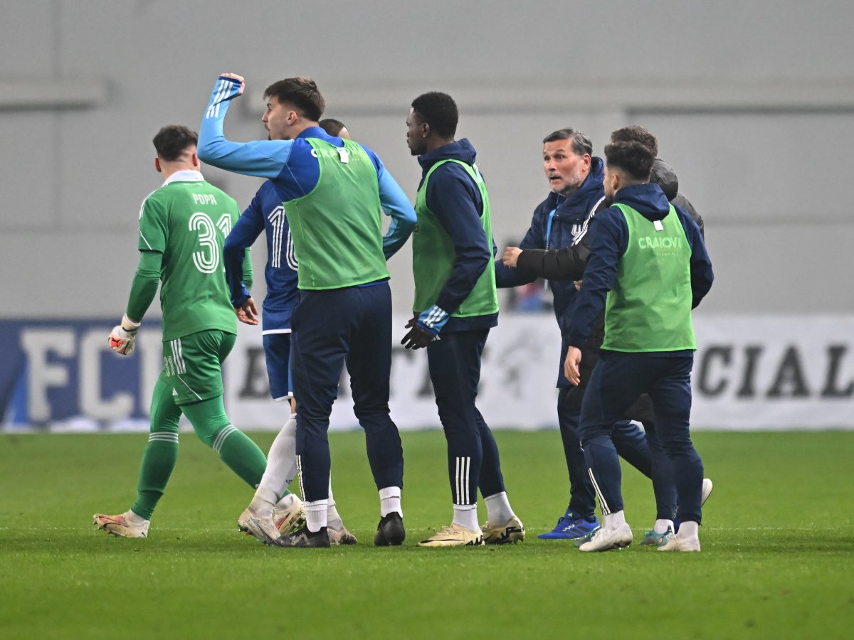 Nicolo Napoli se bucură dupa golul marcat alături de jucătorii săi în meciul de fotbal dintre FC U Craiova si Universitatea Craiova, 1-2, contând pentru Superliga Superbet, desfășurat pe Stadionul ”Ion Oblemenco” din Craiova, 10 martie 2024