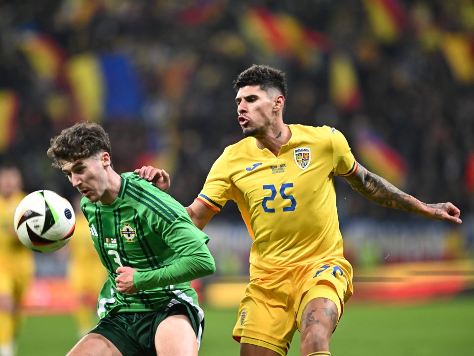 Trai Hume (Irlanda de Nord, stânga) și Florinel Coman în meciul amical de fotbal dintre România și Irlanda de Nord, desfășurat pe Arena Națională, 22 martie 2024.