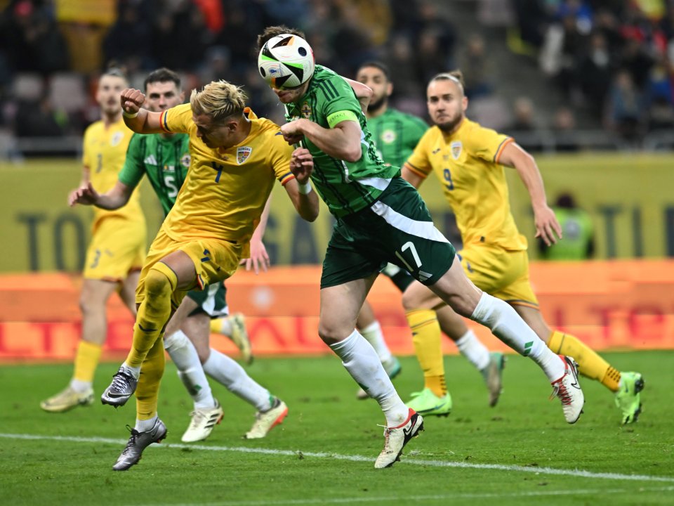 Cristian Manea (stânga) și Paddy McNair (ambii în prim-plan) în meciul amical de fotbal dintre România și Irlanda de Nord, desfășurat pe Arena Națională, 22 martie 2024