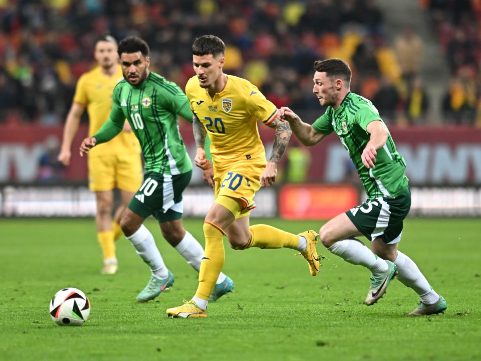 Dennis Man (galben, în prim plan) în acțiune în meciul amical de fotbal dintre România și Irlanda de Nord, desfășurat pe Arena Națională, 22 martie 2024.