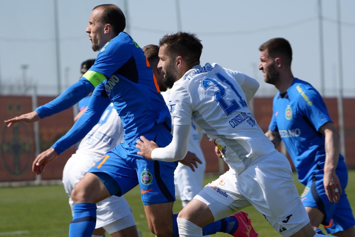 Fază din amicalul FCSB - Gloria Buzău 1-1, Baza Sportivă FCSB, 23 martie 2024