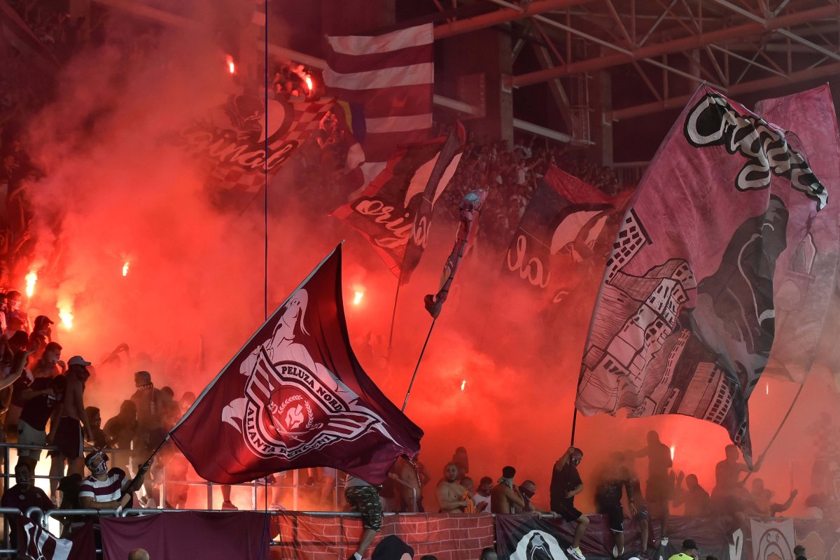 Suporterii rapidiști cu steaguri și fumigene în galerie. O imagine pe care probabil nu o vom mai vedea pe stadioanele din România.